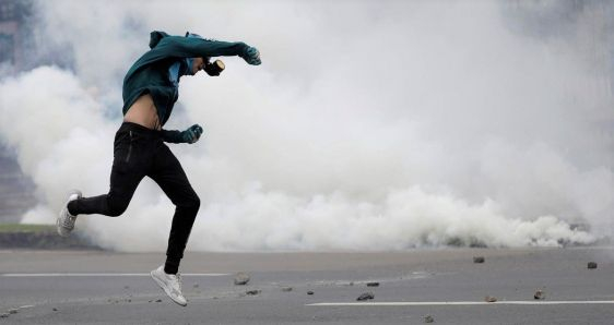 Un joven lanza piedras durante las protestas en Panamá por el alza de los combustibles, el 17 de mayo de 2022. EFE/BIENVENIDO VELASCO