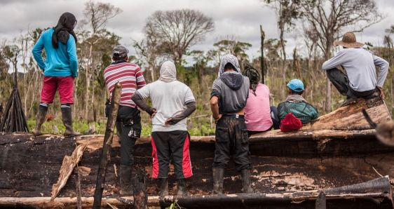 Campesinos vigilan sus cultivos de coca en la vereda de Nueva Colombia, en el departamento de Meta. MARIO TORO QUINTERO