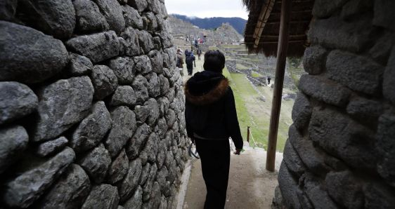 Turistas en la ciudadela inca de Machu Picchu, en Perú. EFE/PAOLO AGUILAR