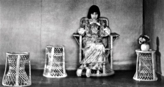 Retrato de Tina Modotti en la casa de Edward Weston, Glendale, California, 1922. © EDWARD WESTON/CORTESÍA: GALERIE BILDERWELT, REINHARD SCHULTZ