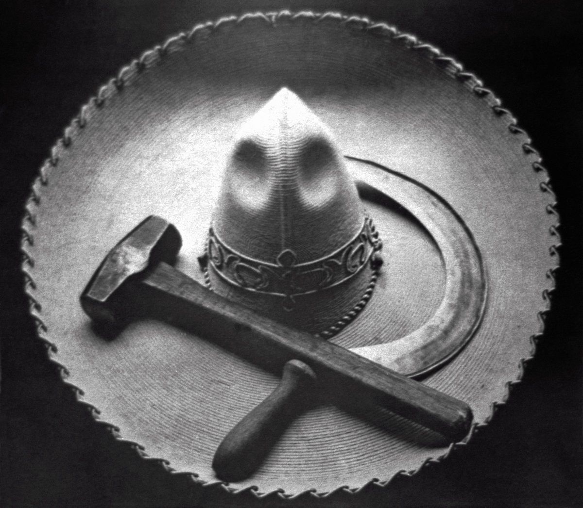 Sombrero, martillo y hoz, 1927, México. © TINA MODOTTI/CORTESÍA: GALERIE BILDERWELT, REINHARD SCHULTZ