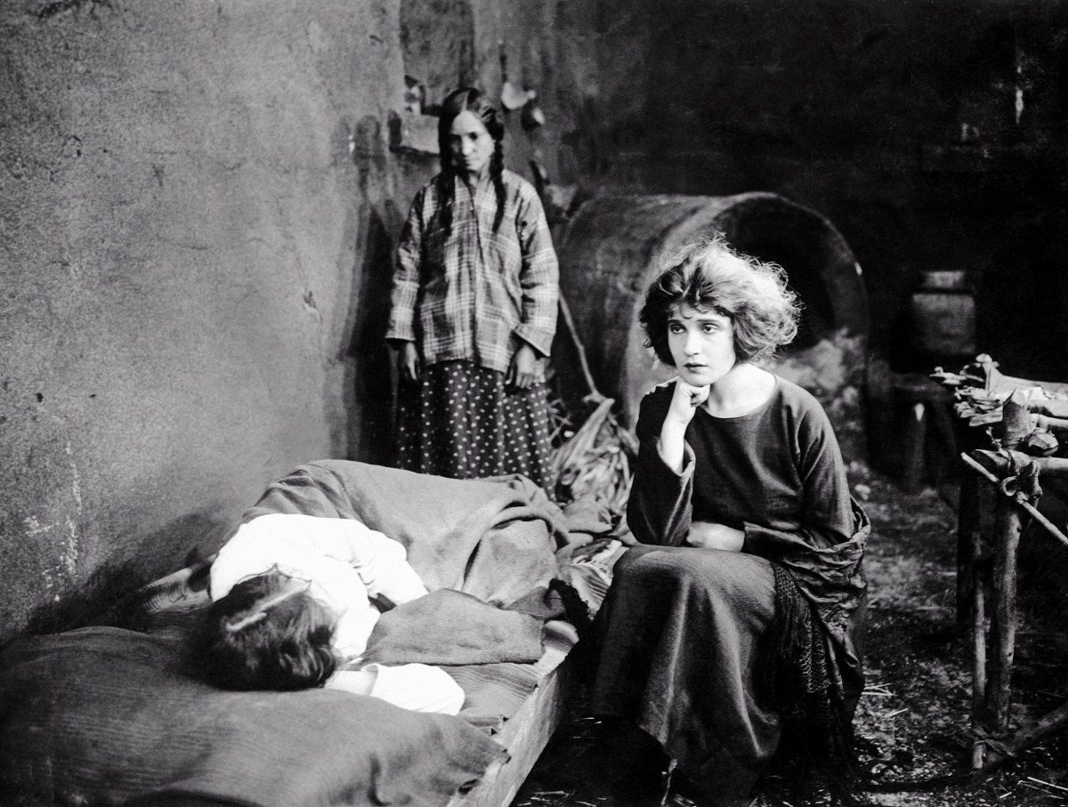 Tina Modotti en el papel de María de la Guarda en la película 'The Tiger’s Coat', Hollywood, 1920 © JOHAN HAGEMEYER/CORTESÍA: GALERIE BILDERWELT, REINHARD SCHULTZ