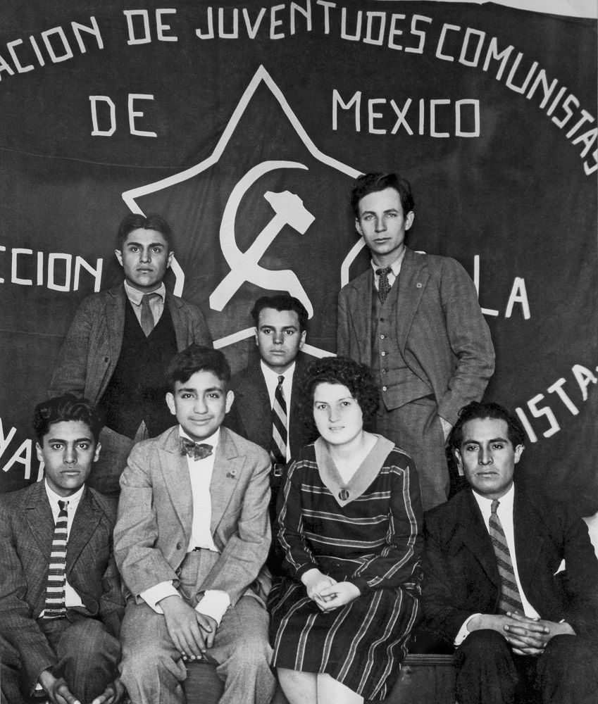 Miembros de las Juventudes Comunistas de México, 1926. © TINA MODOTTI/JOSÉ LUIS MUNICIO, MUSEO CERRALBO