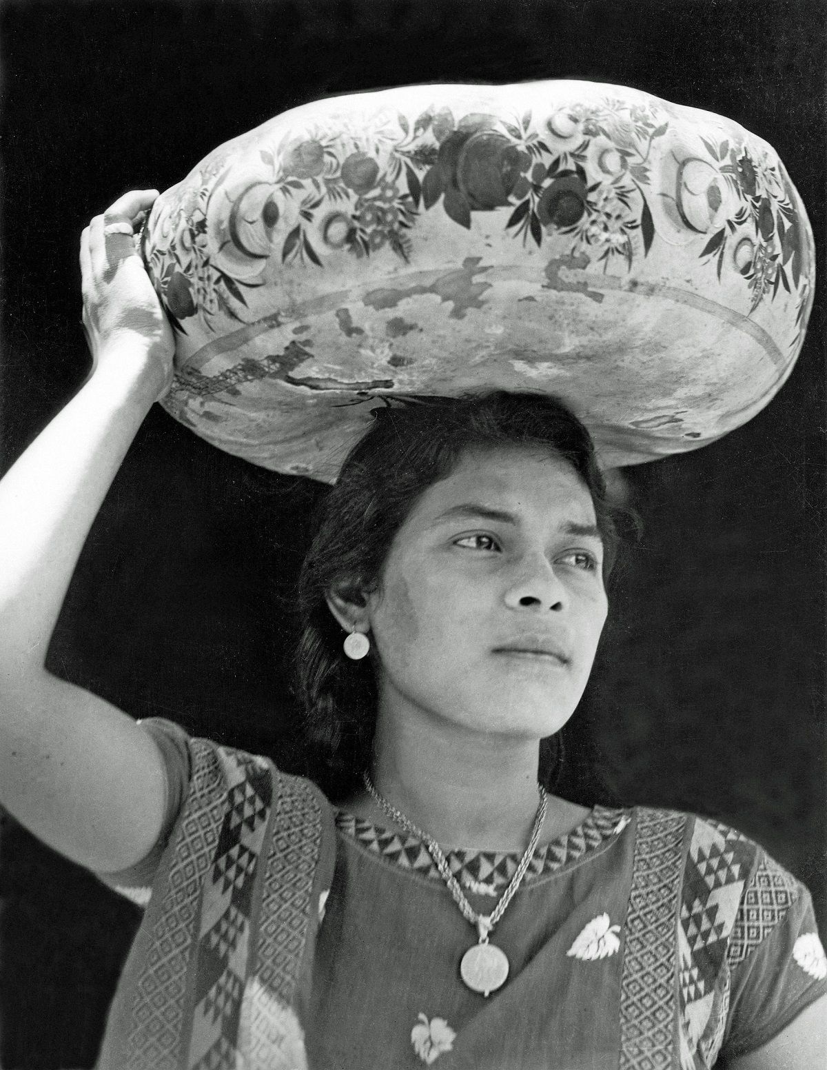 Mujer con jícara en la cabeza, 1929, Juchitán, Oaxaca, México. © TINA MODOTTI/CORTESÍA: GALERIE BILDERWELT, REINHARD SCHULTZ
