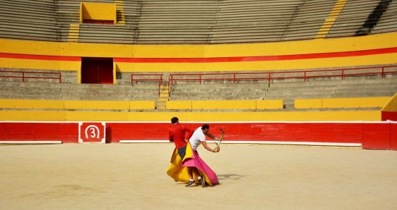 Dos jóvenes practican con el capote en la plaza de toros Monumental de Mérida, en Venezuela. MIGUEL ZAMBRANO