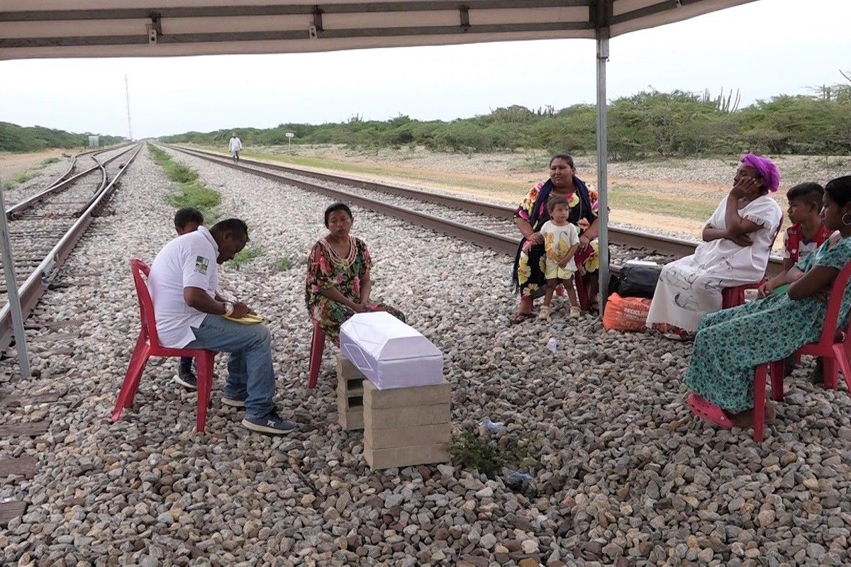 Sonia Epieyú, junto al ataúd de su hijo, en Toolomana, en La Guajira colombiana. HECTOR ESTEPA