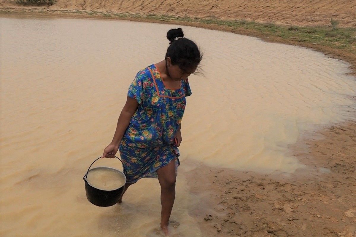 Una mujer wayúu lleva un cubo de agua en La Guajira colombiana. HÉCTOR ESTEPA