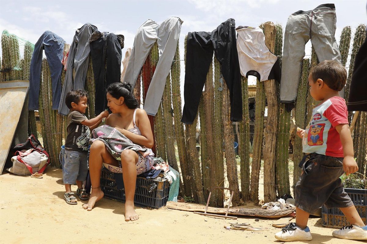 Una familia wayúu, en el asentamiento Aeropuerto de Uribia, en La Guajira de Colombia, el 14 de mayo de 2022. EFE/CARLOS ORTEGA
