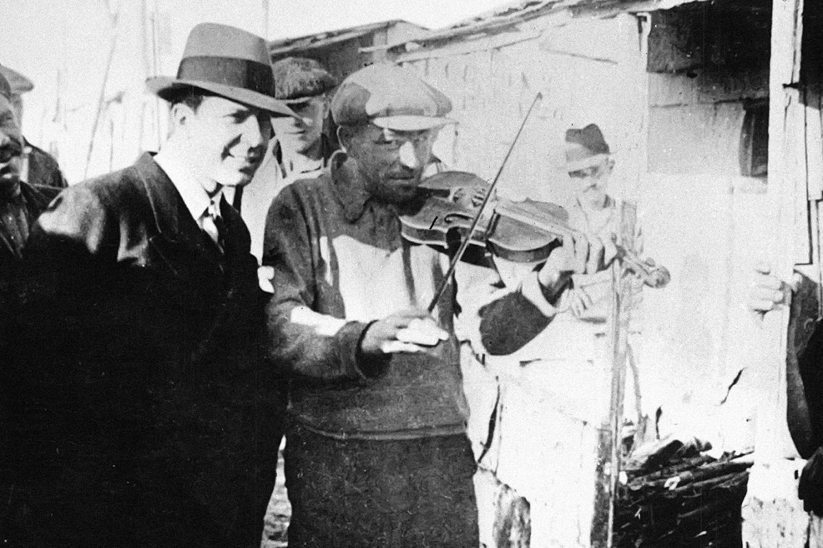 Carlos Gardel, en Villa Desocupación, Buenos Aires, en 1933. ARCHIVO Carlos Gardel, en Villa Desocupación, Buenos Aires, en 1933. ARCHIVO