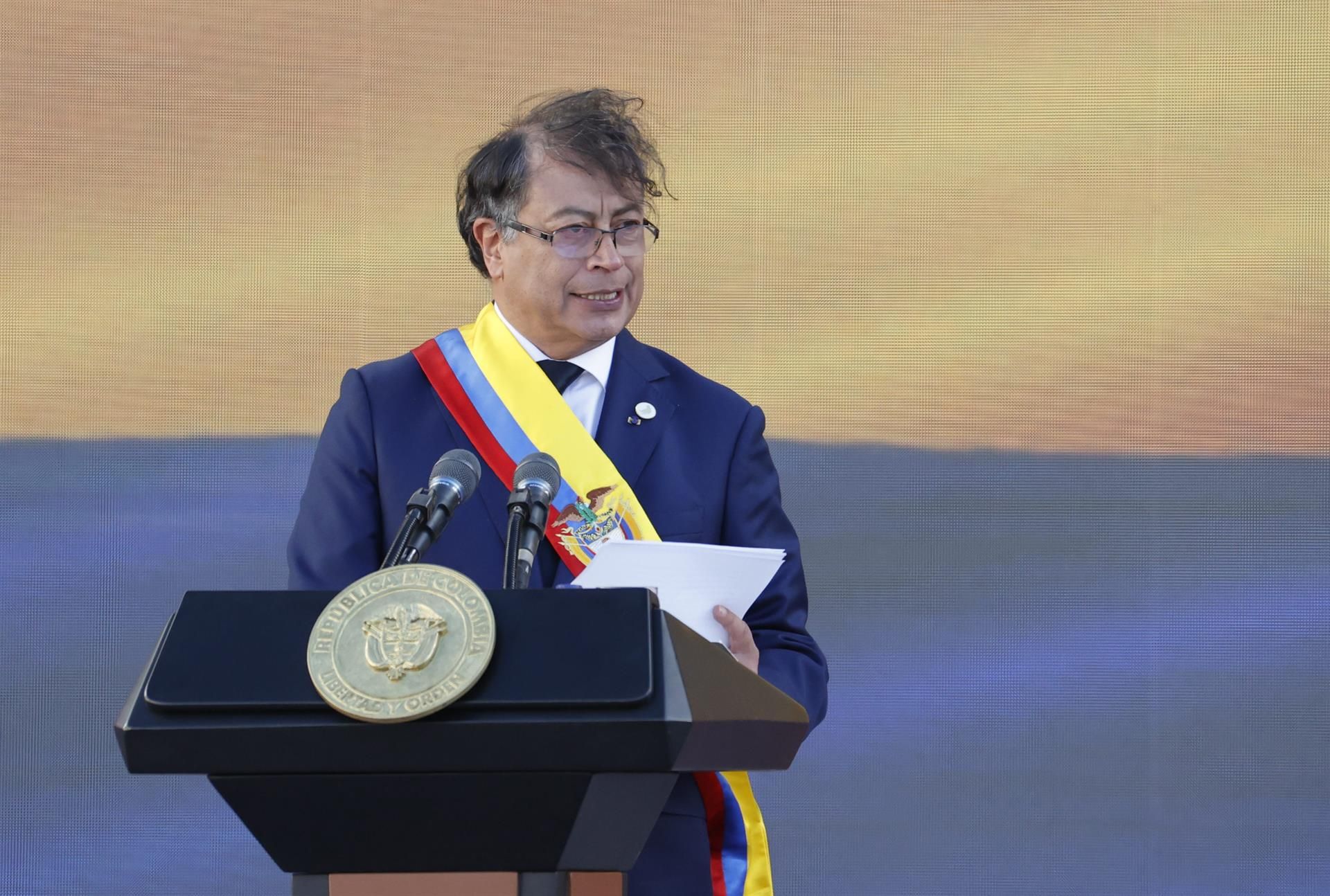 El presidente de Colombia, Gustavo Petro, en su discurso de investidura, en la plaza Bolívar de Bogotá, este 7 agosto. EFE/MAURICIO DUEÑAS CASTAÑEDA