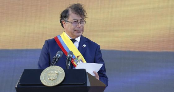 El presidente de Colombia, Gustavo Petro, en su discurso de investidura, en la plaza Bolívar de Bogotá, este 7 agosto. EFE/MAURICIO DUEÑAS CASTAÑEDA