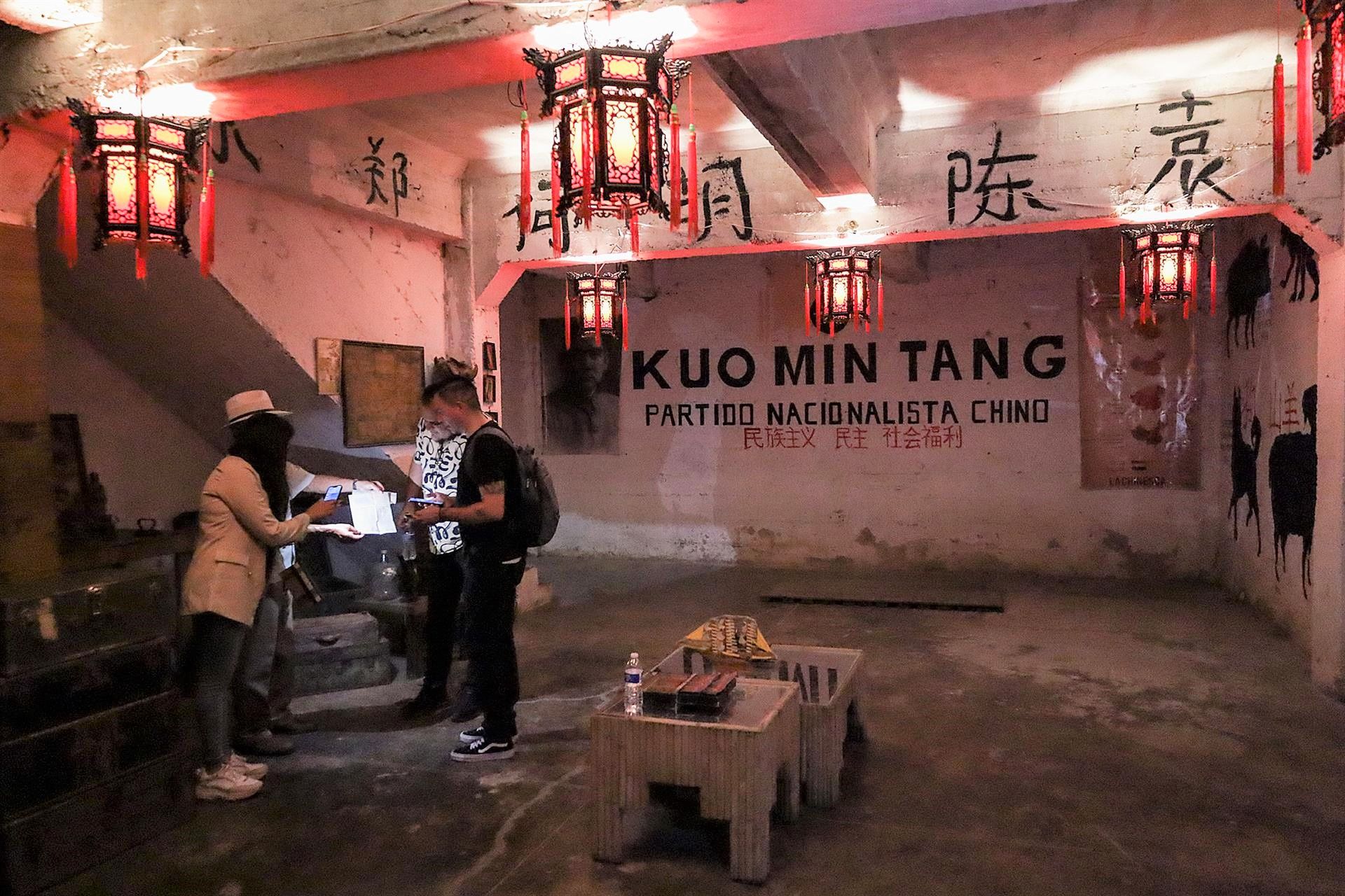Turistas visitan el barrio chino subterráneo de La Chinesca, en Mexicali, México, el 12 de agosto de 2022. EFE/JOEBETH TERRIQUEZ
