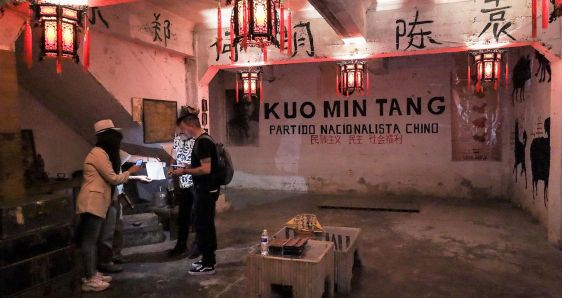 Turistas visitan el barrio chino subterráneo de La Chinesca, en Mexicali, México, el 12 de agosto de 2022. EFE/JOEBETH TERRIQUEZ