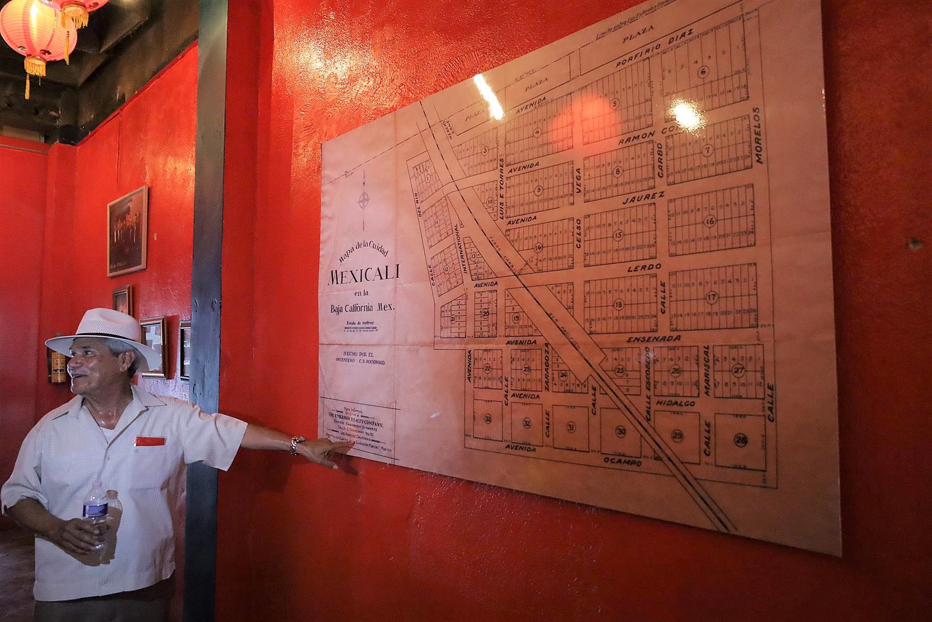 El guía turístico Arturo Villaseñor, con el mapa de La Chinesca, en Mexicali, el 12 de agosto de 2022. EFE/JOEBETH TERRIQUEZ El guía turístico Arturo Villaseñor, con el mapa de La Chinesca, en Mexicali, el 12 de agosto de 2022. EFE/JOEBETH TERRIQUEZ