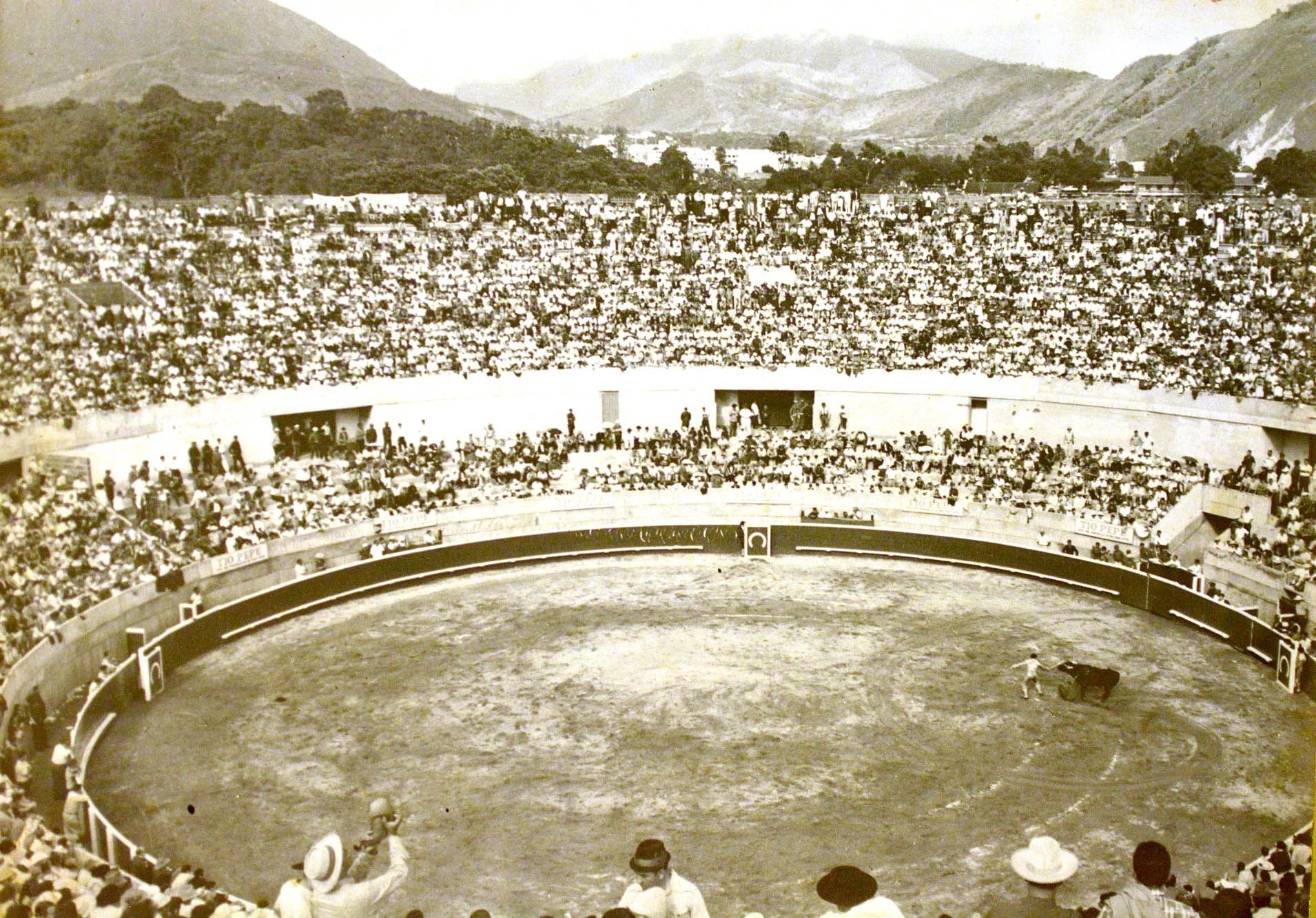 Fotografía de la primera corrida de toros en la Monumental de Mérida, Venezuela, el 10 de diciembre de 1967. MIGUEL ZAMBRANO