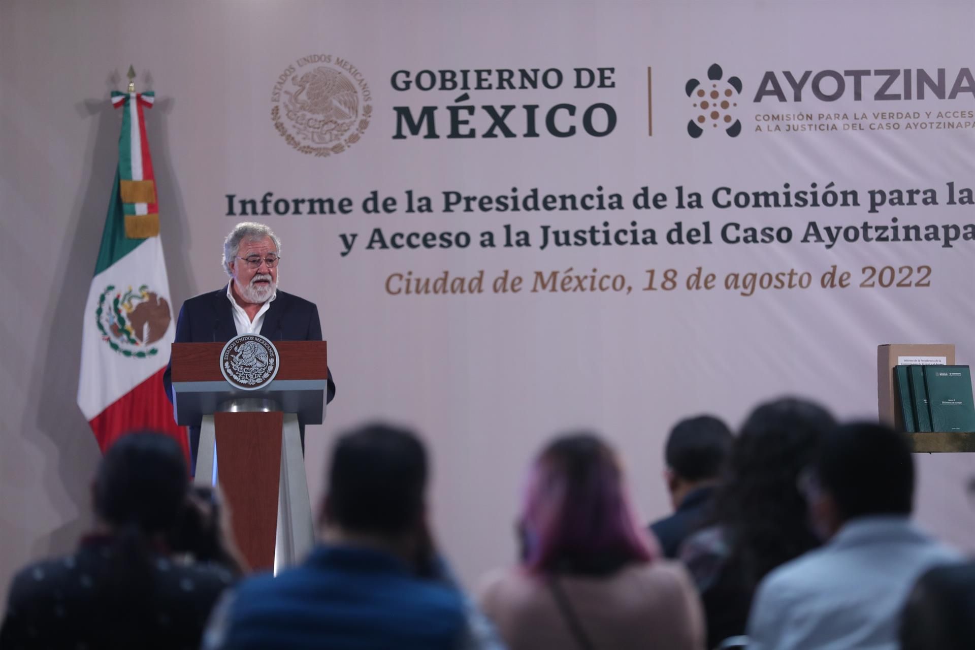 Alejandro Encinas, subsecretario de Derechos Humanos del Gobierno de México, presentando las conclusiones del caso de Ayotzinapa. EFE/SÁSHENKA GUTIÉRREZ