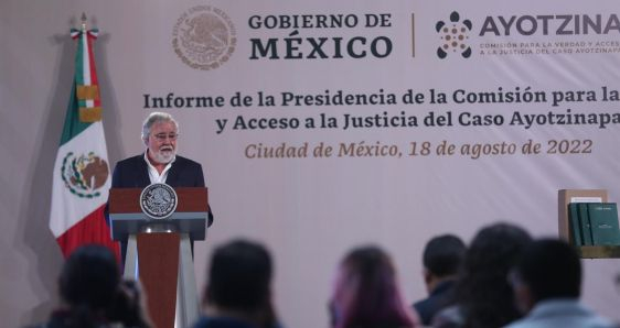 Alejandro Encinas, subsecretario de Derechos Humanos del Gobierno de México, presentando las conclusiones del caso de Ayotzinapa. EFE/SÁSHENKA GUTIÉRREZ