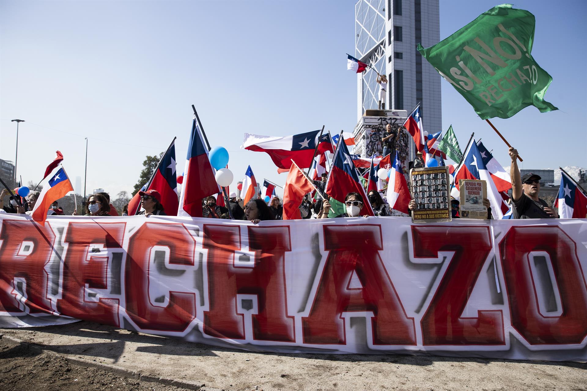 Manifestación en rechazo a la nueva Constitución de Chile, en Santiago, el 20 de agosto. EFE/ALBERTO VALDÉS