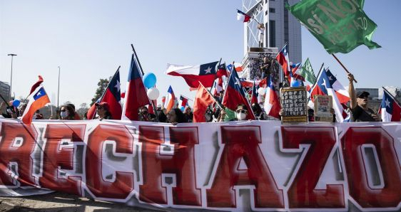 Manifestación en rechazo a la nueva Constitución de Chile, en Santiago, el 20 de agosto. EFE/ALBERTO VALDÉS