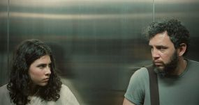 Los actores Daniela Marín y Reinaldo Amien, en la película 'Tengo sueños eléctricos', de Valentina Maurel. HERETIC OUTREACH