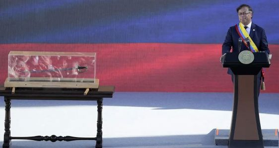 El presidente de Colombia, Gustavo Petro, con la espada de Simón Bolívar, durante su discurso de investidura en Bogotá, el 7 de agosto. EFE/CARLOS ORTEGA