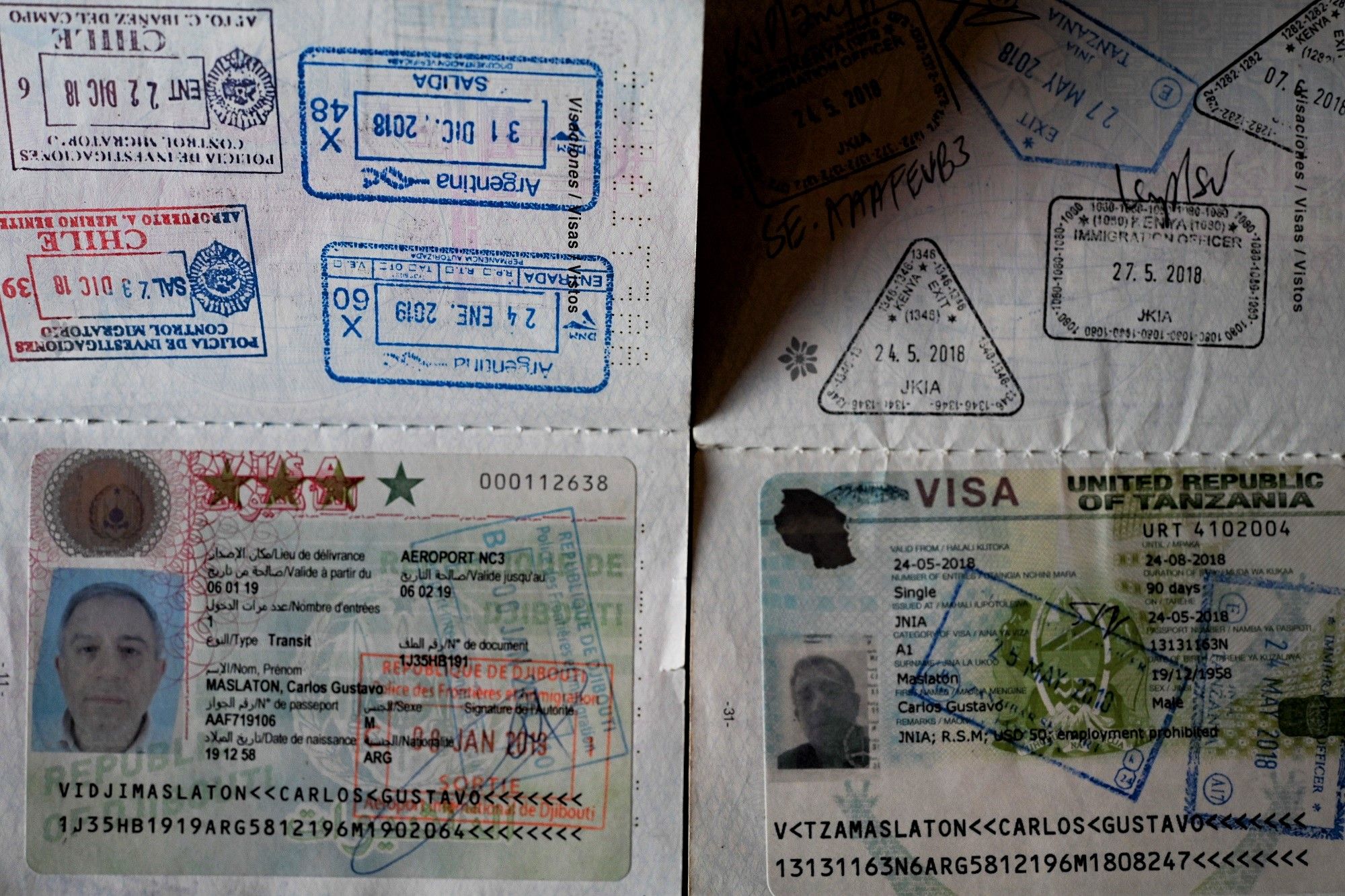 Pasaportes de Carlos Maslatón, con sellos de distintos países. LEO VACA