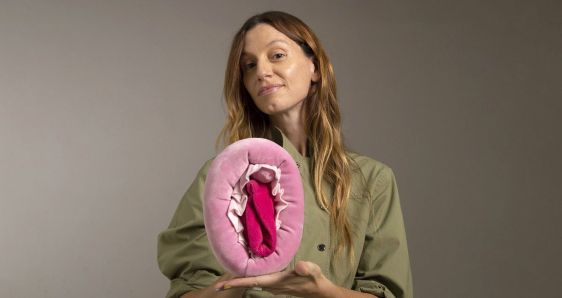 La psicóloga y sexóloga argentina Cecilia Ce, con una vulva de felpa. CORTESÍA