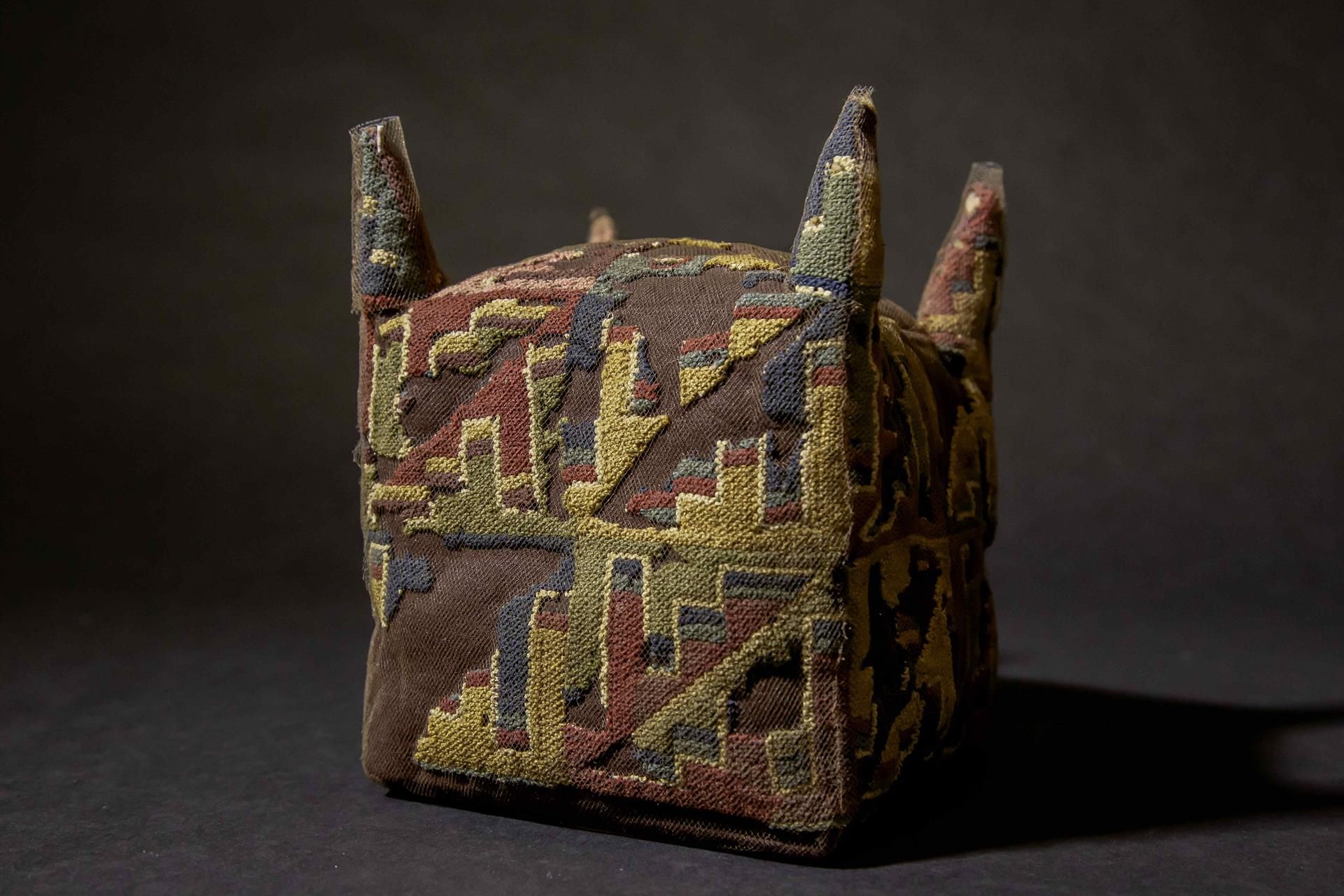 Uno de los objetos hallados por los arqueólogos en el mausoleo de artesanos del Castillo de Huarmey, Perú. EFE/ANTAMINA