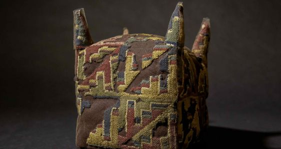 Uno de los objetos hallados por los arqueólogos en el mausoleo de artesanos del Castillo de Huarmey, Perú. EFE/ANTAMINA