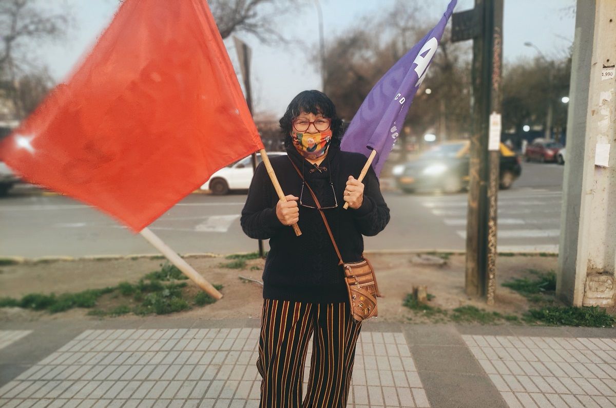 Silvia, con banderas a favor del Apruebo en el plebiscito constitucional, en Villa Portales, Santiago de Chile.JAVIERA TAPIA FLORES
