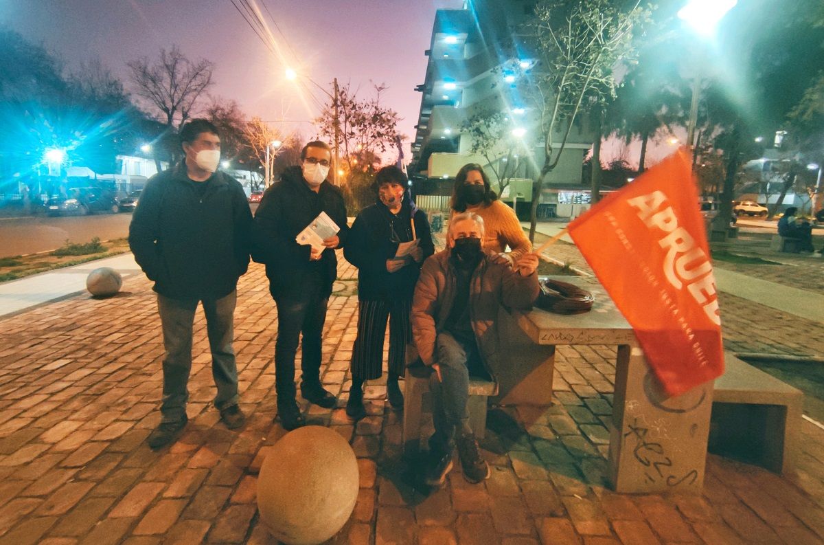 Juan Carlos (sentado), con vecinos y vecinas de la Villa Portales, Santiago de Chile.JAVIERA TAPIA FLORES