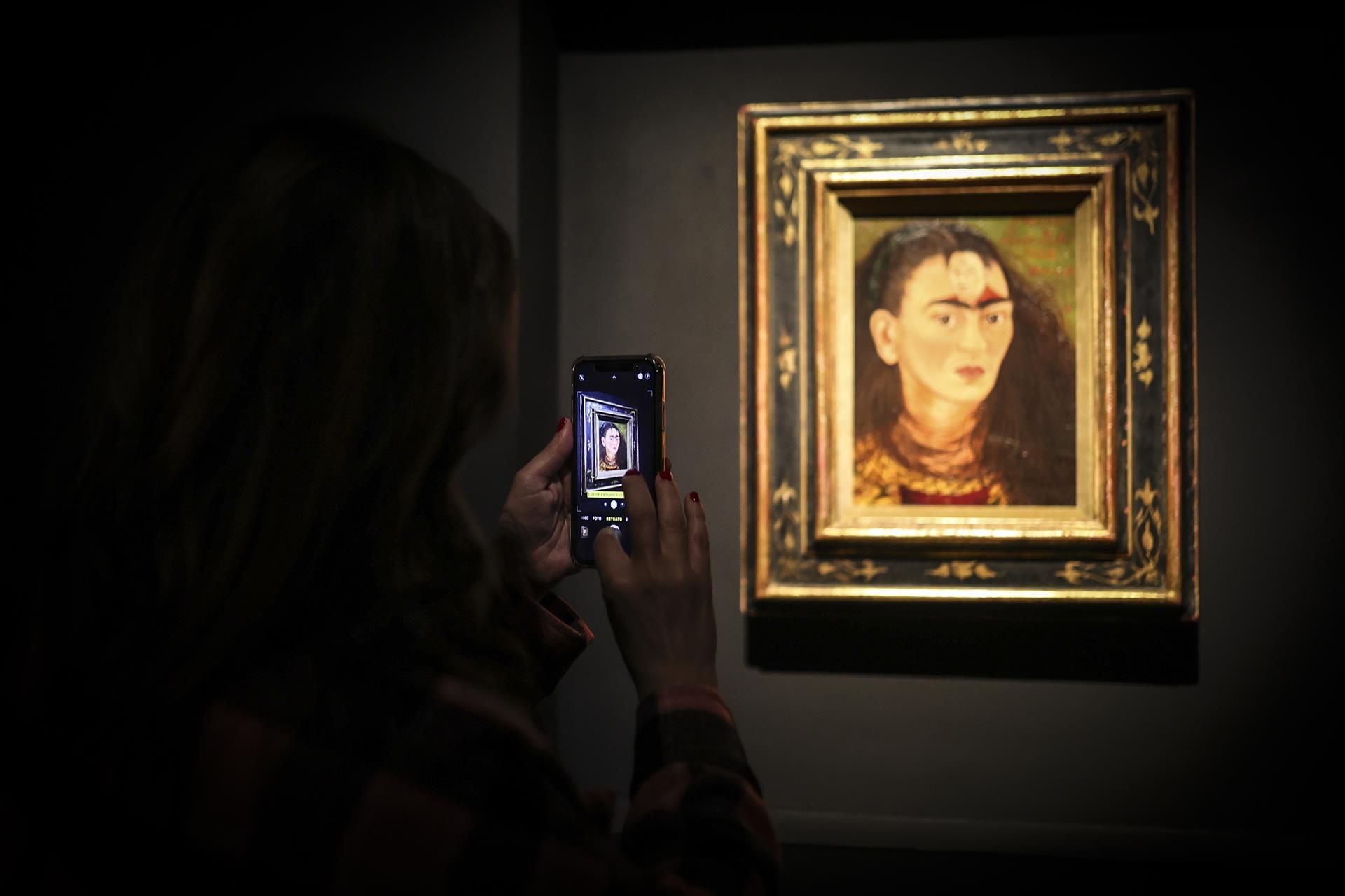 La obra 'Diego y yo', de Frida Kalho, expuesta en el MALBA de Buenos Aires. EFE/JUAN IGNACIO RONCORONI