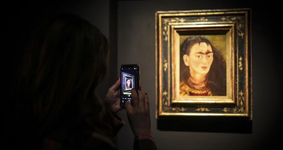 La obra 'Diego y yo', de Frida Kalho, expuesta en el MALBA de Buenos Aires. EFE/JUAN IGNACIO RONCORONI