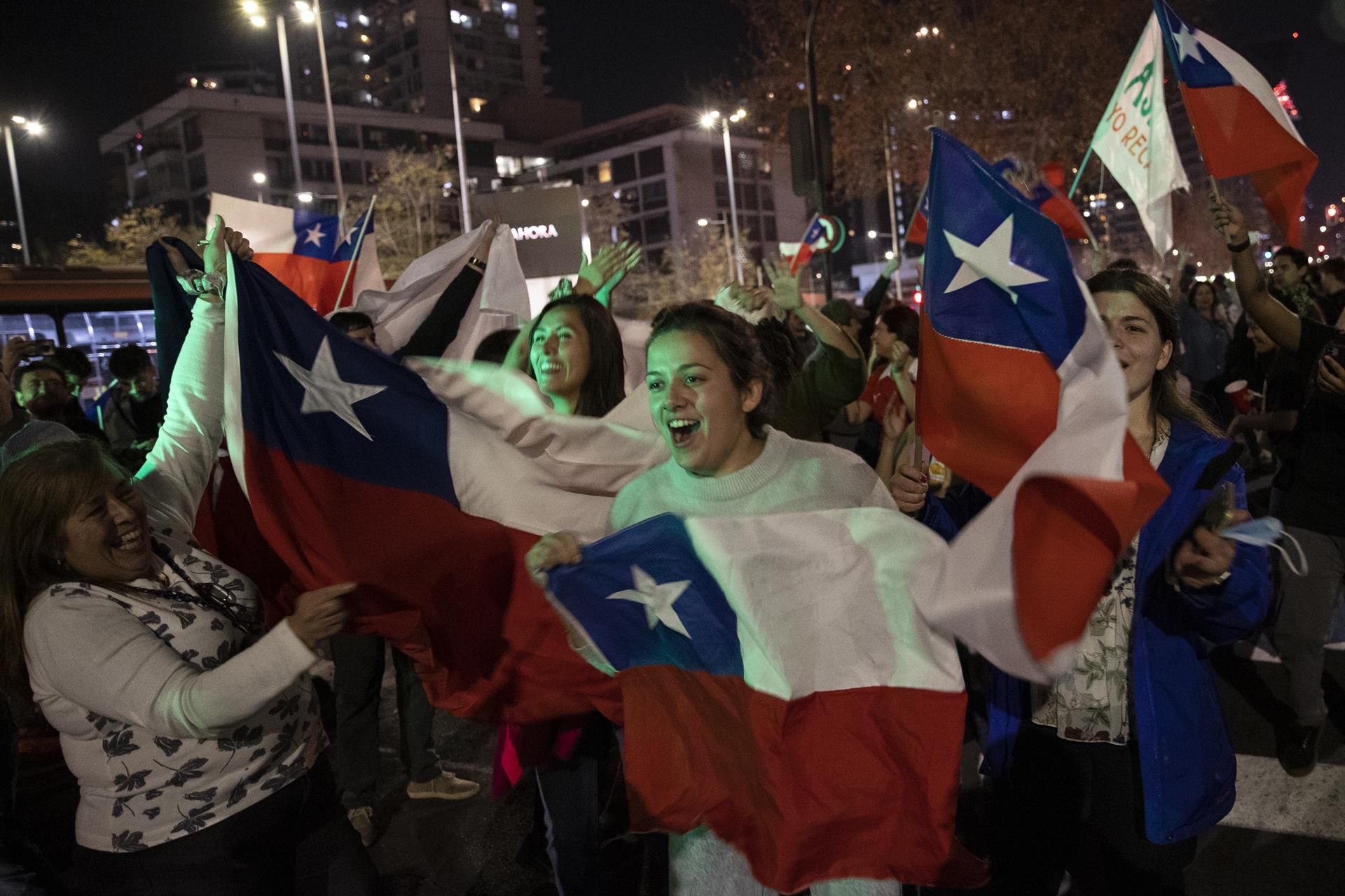 Partidarias del "Rechazo" a la nueva Constitución celebran su victoria en el plebiscito, en Santiago de Chile. EFE/ALBERTO VALDÉS