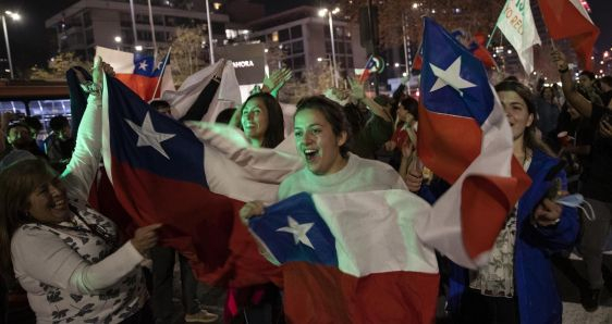 Partidarias del "Rechazo" a la nueva Constitución celebran su victoria en el plebiscito, en Santiago de Chile. EFE/ALBERTO VALDÉS