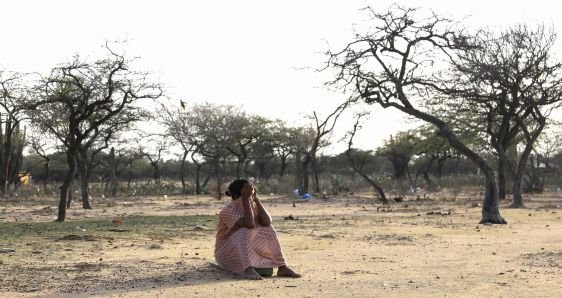 Una mujer wayúu en la comunidad Witka, en La Guajira colombiana. EFE/CARLOS ORTEGA