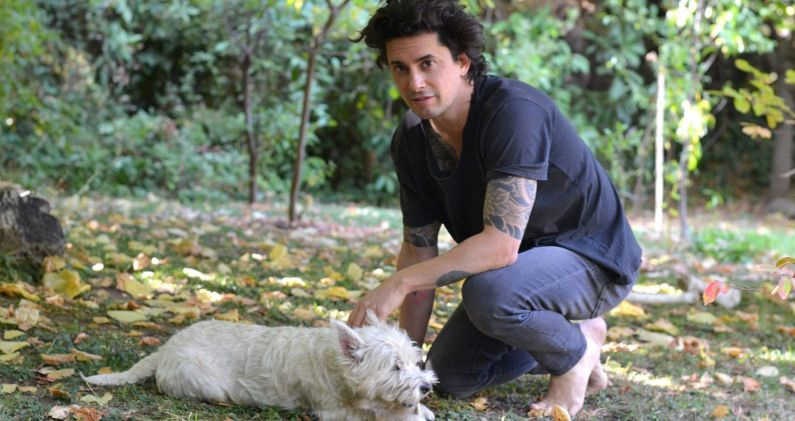 Benjamín Labatut, amigo de Maximiliano Papandrea, sugirió el nombre 'Sigilo', inspirado en un antiguo rito mágico. JULIETA LABATUT Benjamín Labatut, amigo de Maximiliano Papandrea, sugirió el nombre 'Sigilo', inspirado en un antiguo rito mágico. JULIETA LABATUT