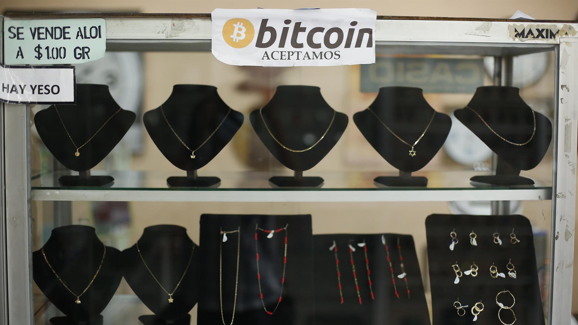 Cartel de pagos con bitcoin en una joyería en San Salvador, el 5 de septiembre. EFE/RODRIGO SURA