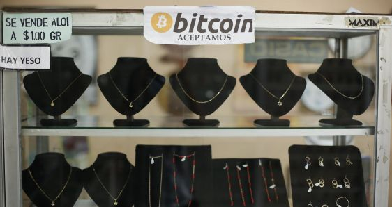 Cartel de pagos con bitcoin en una joyería en San Salvador, el 5 de septiembre. EFE/RODRIGO SURA