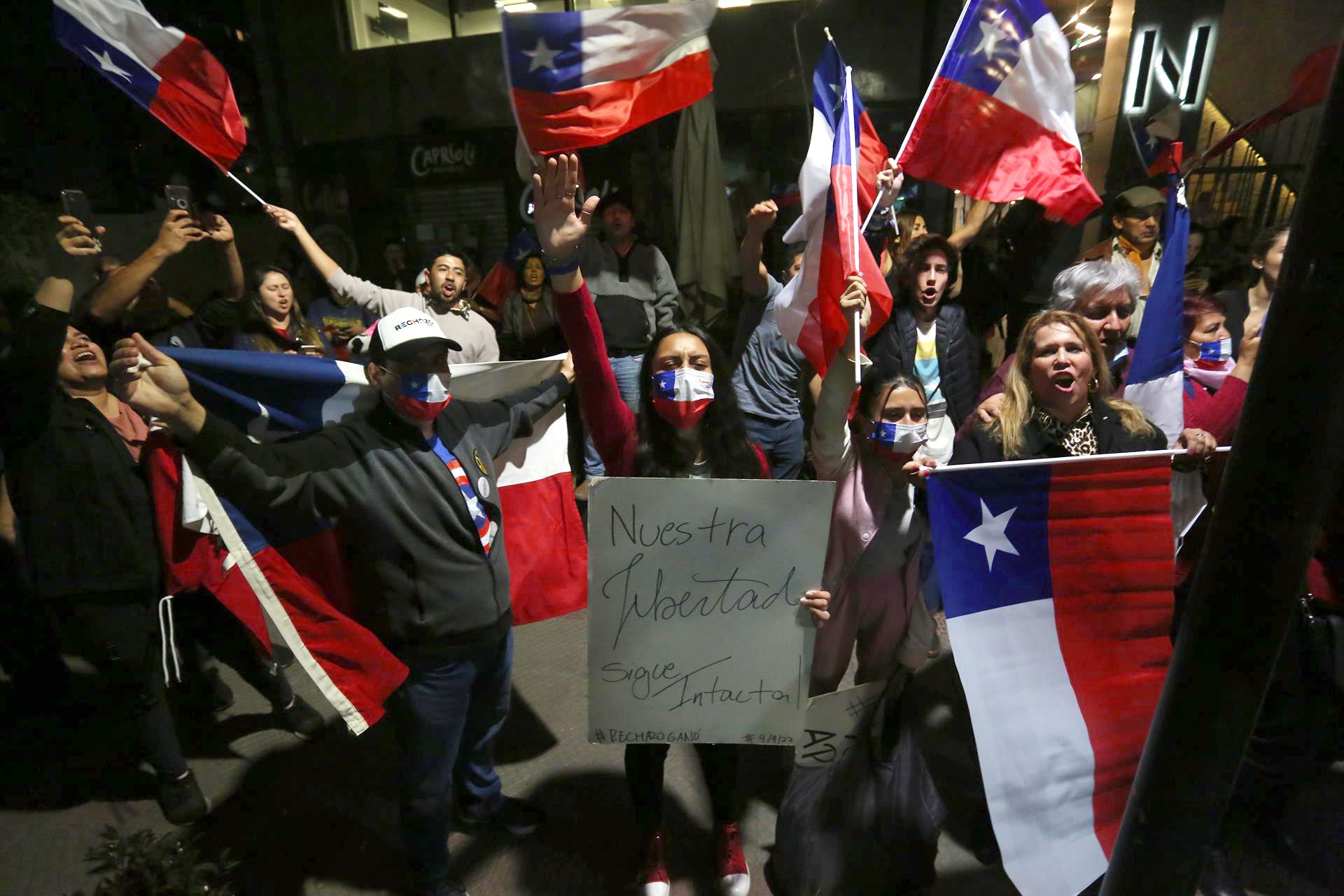 Partidarios del 'Rechazo' a la nueva Constitución de Chile celebran el resultado del plebiscito, en Santiago, el 4 de septiembre de 2022. EFE/ELVIS GONZÁLEZ Partidarios del 'Rechazo' a la nueva Constitución de Chile celebran el resultado del plebiscito, en Santiago, el 4 de septiembre de 2022. EFE/ELVIS GONZÁLEZ