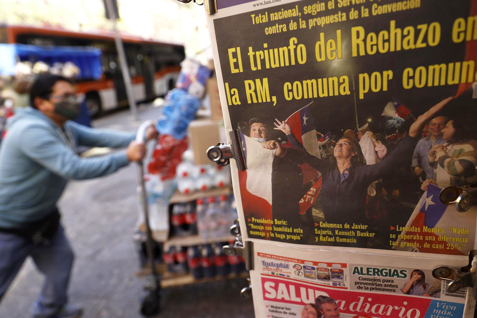 Portada de un diario donde se informa del resultado del plebiscito constitucional, en Santiago de Chile, el 5 de septiembre de 2022. EFE/ALBERTO VALDÉS