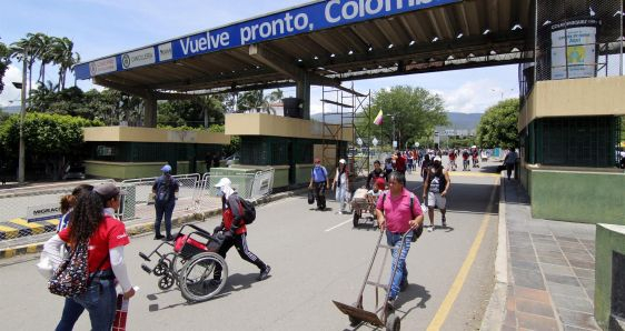 Personas cruzan el puente Simón Bolívar, frontera entre Colombia y Venezuela. EFE/MARIO CAICEDO