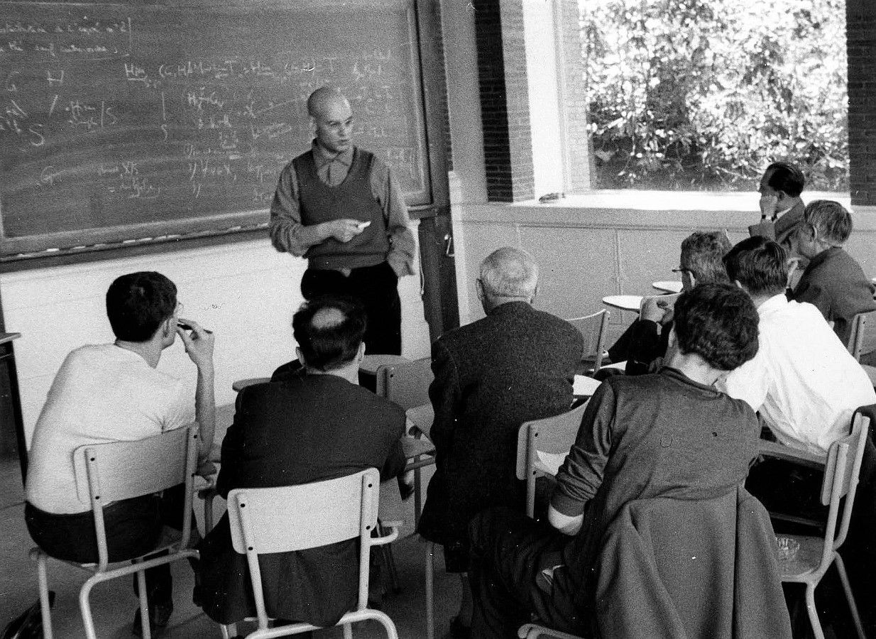 El matemático Alexander Grothendieck, impartiendo clase. ARCHIVO