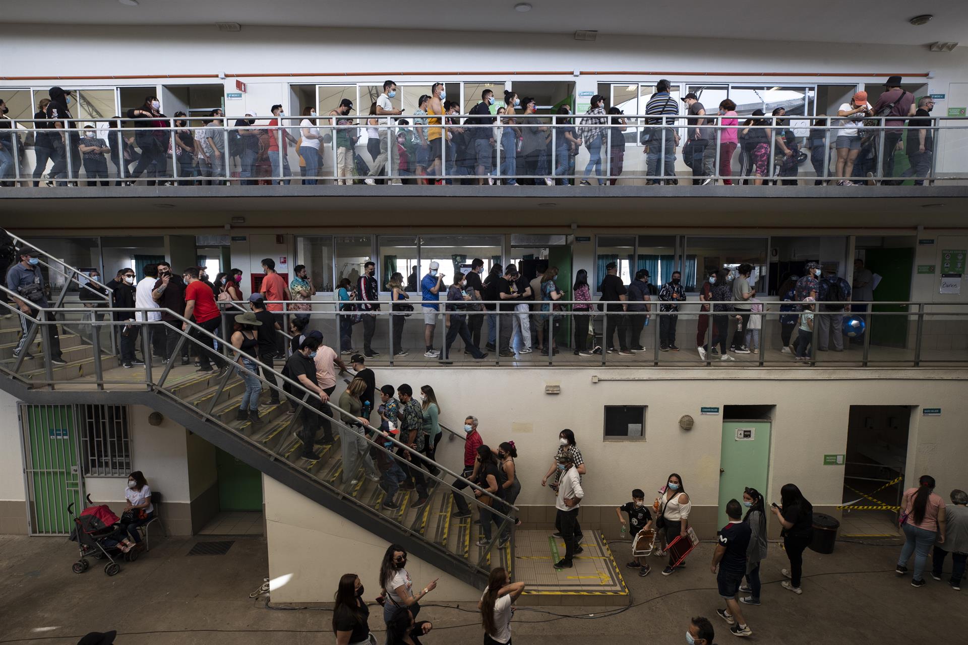 Ciudadanos chilenos acuden a votar al plebiscito constitucional, en la comuna de Puente Alto, Santiago, el 4 de septiembre de 2022. EFE/ALBERTO VALDÉS