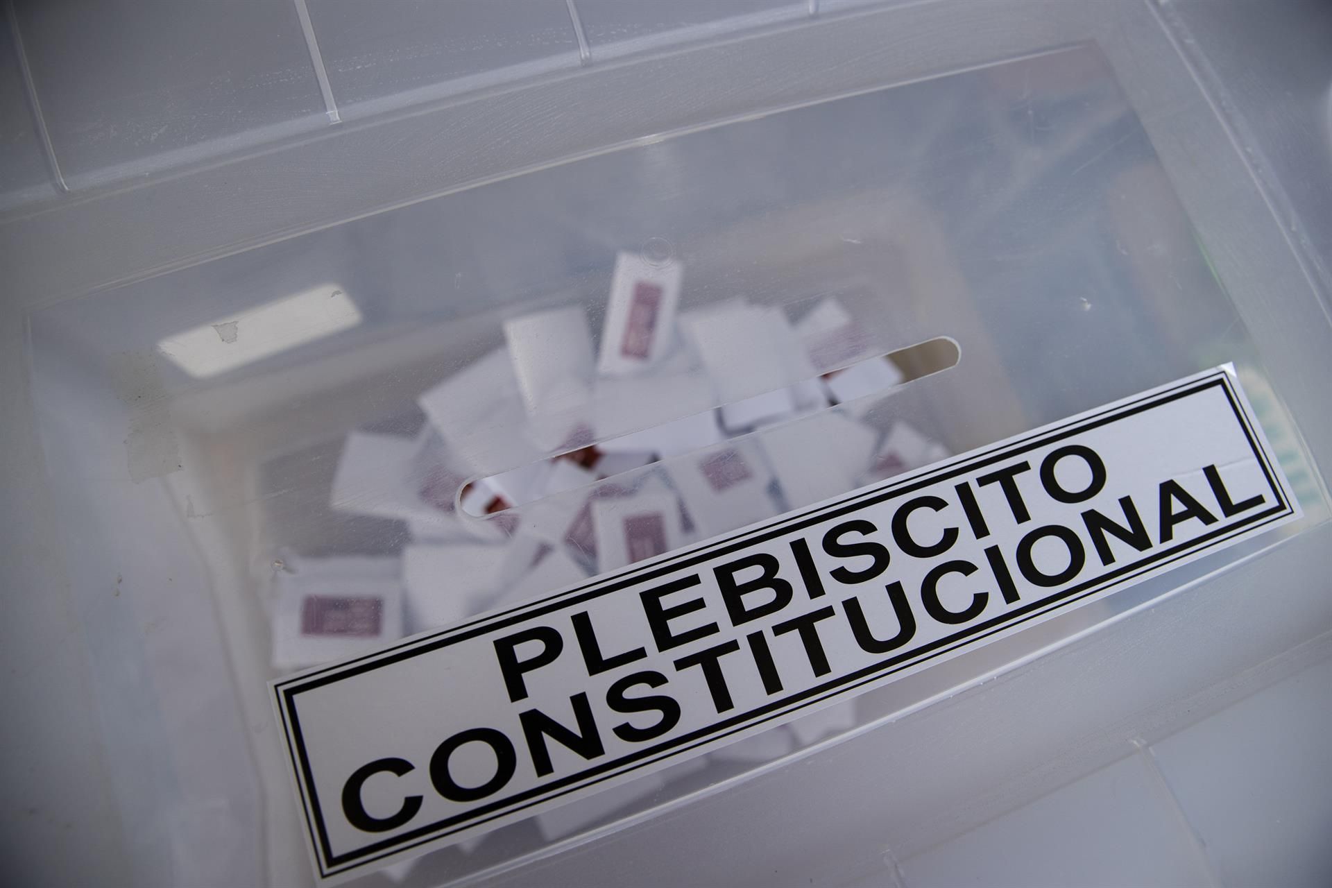 Urna de votación del plebiscito para la nueva Constitución de Chile, en Santiago, el 4 de septiembre. EFE/ALBERTO VALDÉS