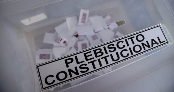 Urna de votación del plebiscito para la nueva Constitución de Chile, en Santiago, el 4 de septiembre. EFE/ALBERTO VALDÉS