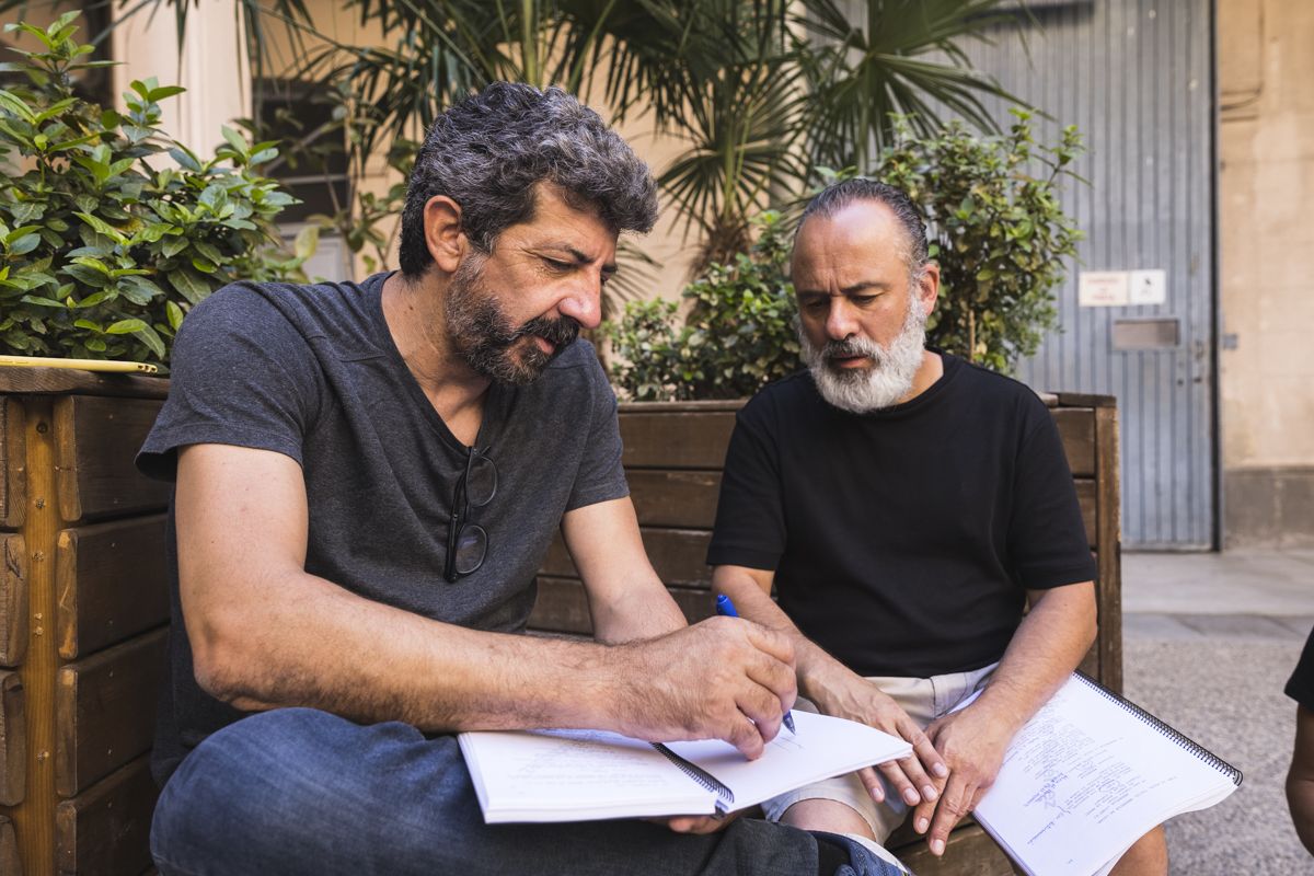 El director Alberto Rodríguez con el actor Javier Gutiérrez, repasando el guion de 'Modelo 77'. BUENAVISTA INTERNACIONAL