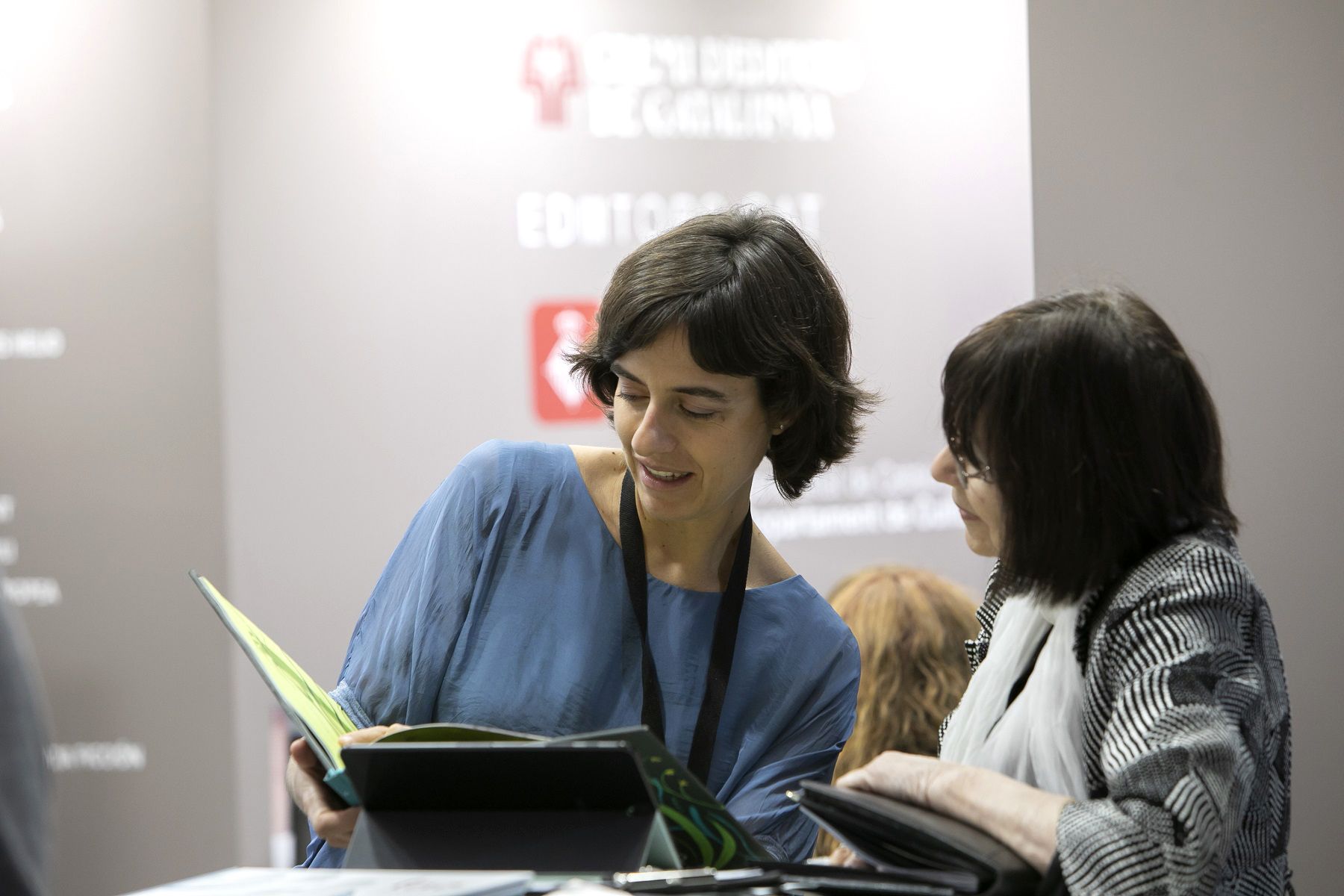Dos asistentes de la última edición en Barcelona de Liber, la mayor feria profesional europea del libro en español.