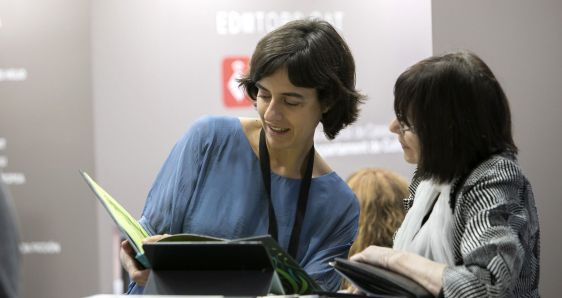 Dos asistentes de la última edición en Barcelona de Liber, la mayor feria profesional europea del libro en español.