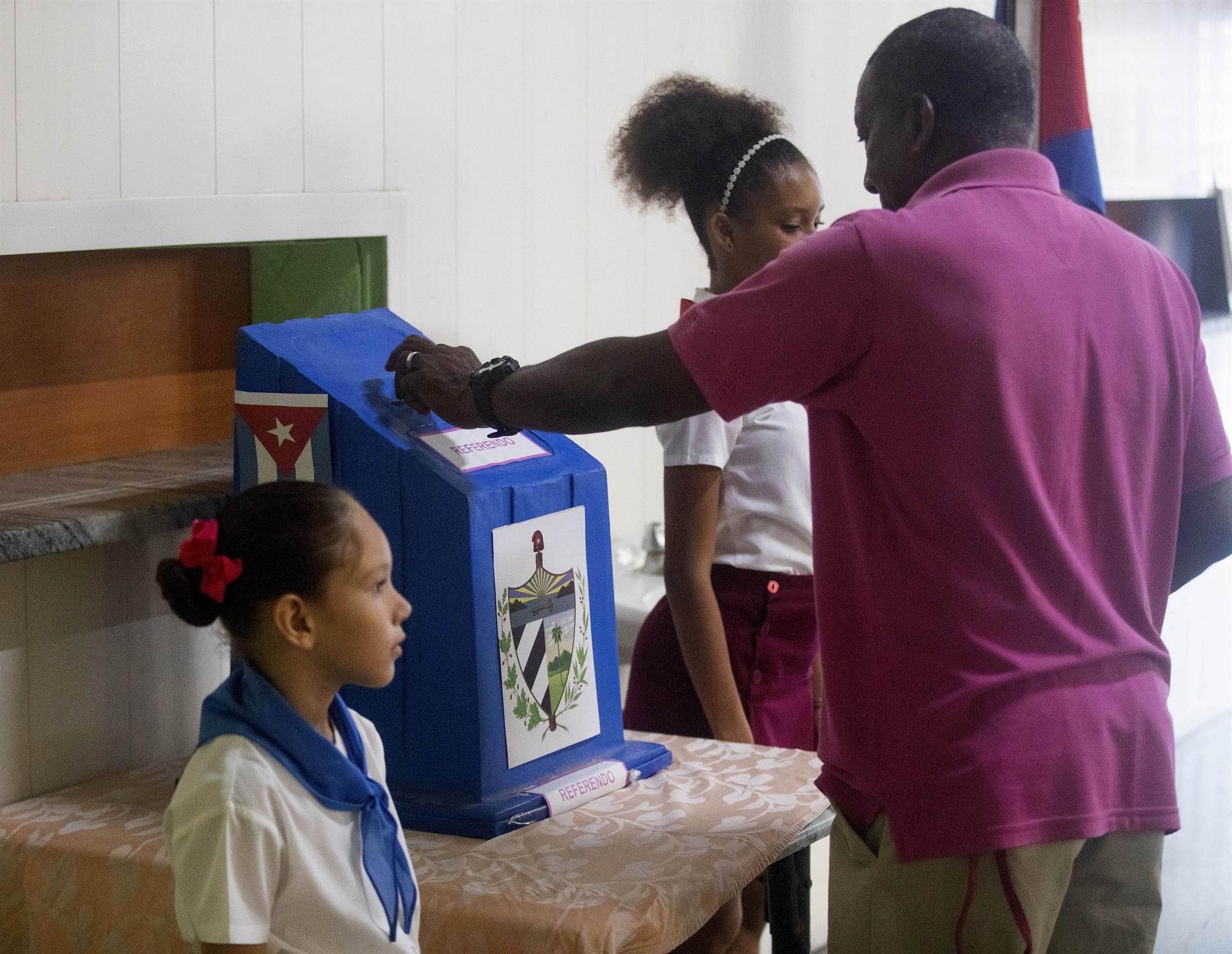 Un hombre vota en el referéndum al matrimonio igualitario, en La Habana, Cuba, el 25 de septiembre. EFE/YANDER ZAMORA